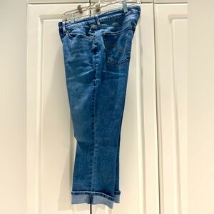 🎀Signature by Levi Strauss, 10 mid rise capris excellent condition worn 2